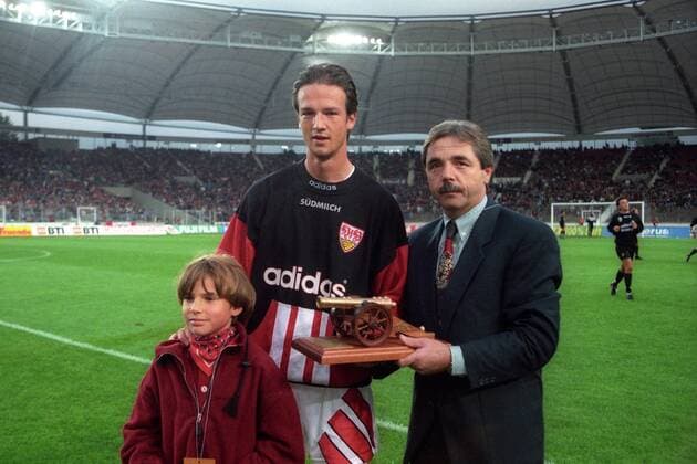 Fredi Bobic (VfB Stuttgart) wird mit einer Torjägerkanone ausgezeichnet