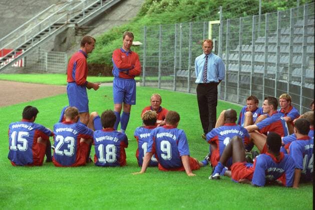 Fußball, Trainerhistorie, Wuppertaler SV Oberliga Nordrhein, Saison 2001 2002, Fototermin Wuppertaler SV,-- Lagebesprechung: Frantisek Straka ( Cheftrainer links), Thomas Richter (Co Trainer mitte) und Jonny Hey (Sportlicher Leiter) mit der Mannschaft