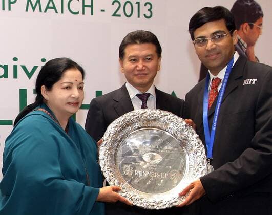 (131125) -- CHENNAI, Nov. 25, 2013 (Xinhua) -- Viswanathan Anand (R) of India receives a trophy from south India s Tamil Nadu state Chief Minister J. Jayalalithaa (L) after FIDE World Chess Championship 2013 in Chennai, India, Nov. 25, 2013. Viswanathan Anand won the silver medal. (Xinhua Stringer) (SP)INDIA-CHENNAI-CHESS-TROPHY 