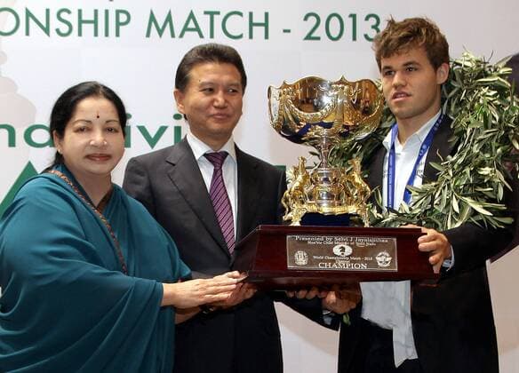 (131125) -- CHENNAI, Nov. 25, 2013 (Xinhua) -- Magnus Carlsen (R) of Norway receives the trophy from south India s Tamil Nadu state Chief Minister J. Jayalalithaa (L) after winning the FIDE World Chess Championship 2013 in Chennai, India, Nov. 25, 2013. (Xinhua Stringer) (SP)INDIA-CHENNAI-CHESS-TROPHY 