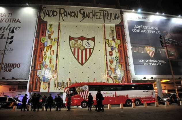 Spanish League match of Sevilla CF. In this picture, Sevilla s team bus infront of Estadio Ramon Sanchez Pizjuan. xKIKOxHURTADOx 