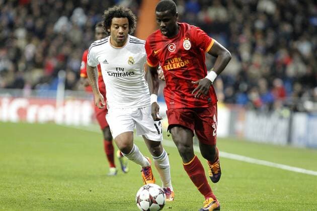 Real Madrid s Marcelo (L) and Galatasaray s Emmanuel Eboue (R) during Champions League match at Santiago Bernabeu stadium in Madrid, Spain. November 27.  (201311277052)