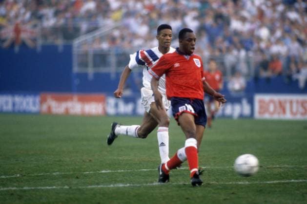 USA - England in Boston: Desmond Armstrong (hi., USA) verfolgt Ian Wright (England)