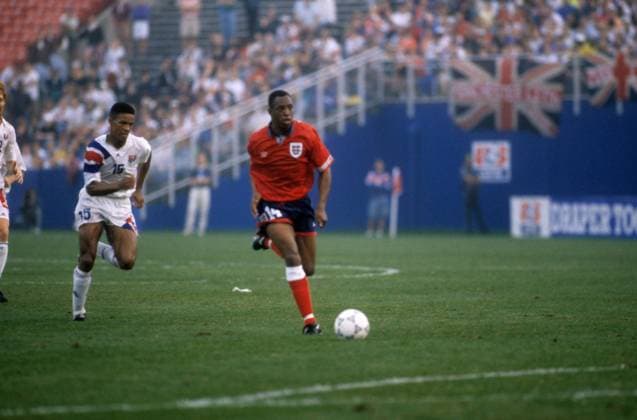USA - England in Boston: Desmond Armstrong (li., USA) verfolgt Ian Wright (England)