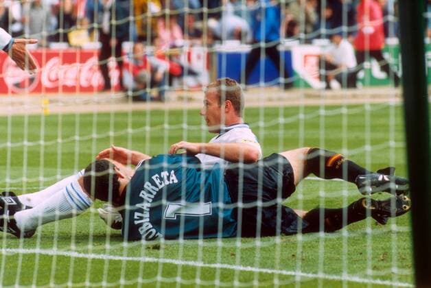 Europameisterschaft Viertelfinale, England - Spanien in London: Alan Shearer (hi., England) und Andoni Zubizarreta (Spanien) am Boden
