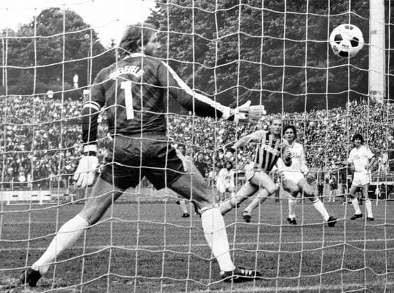 Michael Blättel (1. FC Saarbrücken) erzielt gegen Torwart Wolfgang Kneib (Arminia Bielefeld) das Tor zum 1:0