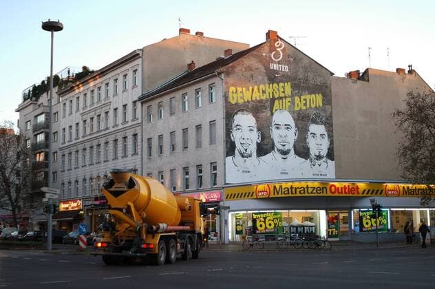 Berlin, Deutschland - Wandbild mit den Konterfeis der Gebrüder Boateng an der Kreuzung Badstraße Pankstraße in Berlin-Wedding