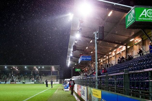 Berlin, Deutschland, 29.11.2013: Fußball NOFV Regionalliga Nordost 2013 2014 - SV Babelsberg 03- . Regenwetter und leere Ränge Ränge im Karl-Liebknecht-Stadion
