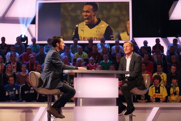 SVEN VOSS, HANS-JOACHIM WATZKE DAS AKTUELLE SPORTSTUDIO ZDF MAINZ - Im Hintergrund Pierre-Emerick Aubameyang auf der Videoleinwand