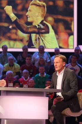 HANS-JOACHIM WATZKE DAS AKTUELLE SPORTSTUDIO ZDF MAINZ - Im Hintergrund marco Reus auf der Videoleinwand