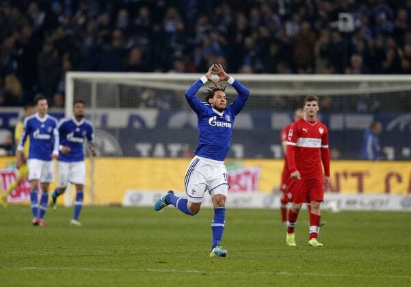Fussball, Gelsenkirchen , Deutschland , 1. Bundesliga , 14. Spieltag, FC Schalke 04 - VFB Stuttgart 3 -0 in der Veltins Arena auf Schalke am 30. 11. 2013 Jermaine JONES (S04) formt nach seinem Treffer zum 3-0 mit seinen Fingern ein Herz