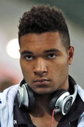 Aus 1. BL Saison 2013 2014 VfL Wolfsburg gegen den HSV Hamburg 1:1 am 29.11.2013 in der VW Areana. Im Foto: bei Ankunft in der VW Arena HSV Spieler Jonathan Tah