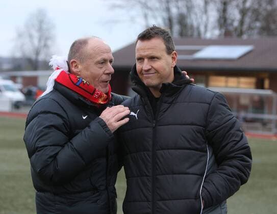 Oberliga Niederrhein, 18. Spieltag, Saison 2013 2014, SV Sonsbeck - Wuppertaler SV, -- Horst Riege (Trainer SV Sonsbeck links) und Peter Radojweski (Trainer Wuppertaler SV) nach dem Spiel