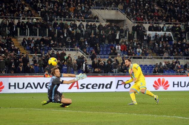 IPP20131202 Football - soccer: Serie A, Lazio Rom - SSC Neapel, Gonzalo Higuain, Federico Marchetti xHOCHxZWEIx xItalyxPhotoxPressx 