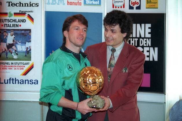 Deutsche Nationalmannschaft in Stuttgart: Lothar Matthäus (li.) mit seinem Goldenen Ball aus dem Jahr 1991