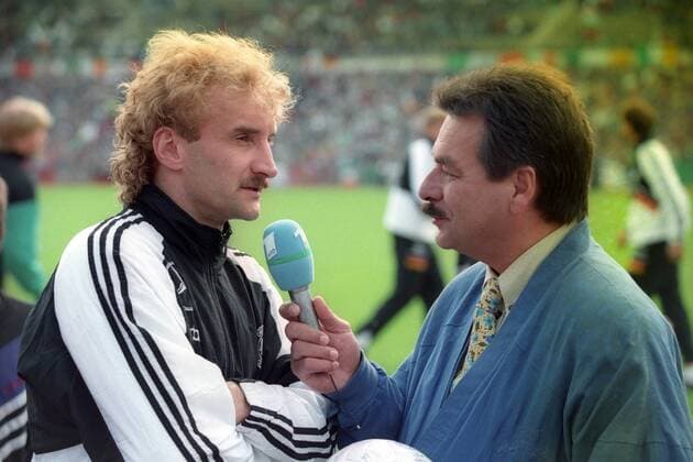 Deutschland - Irland in Hannover: Rudi Völler (li., Deutschland) wird von Waldemar Hartmann interviewt