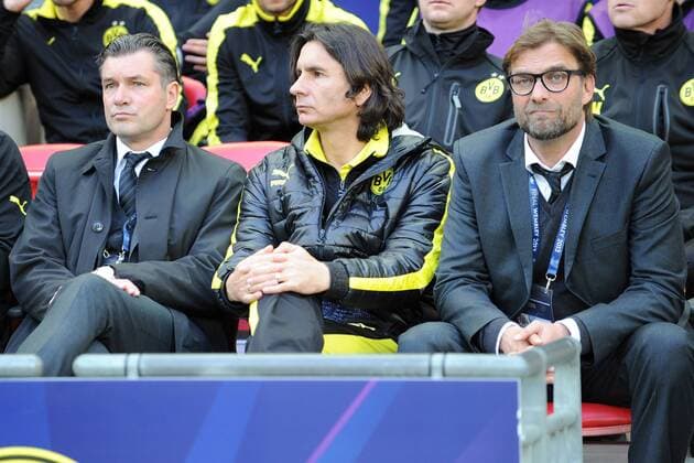 Borussia Dortmund vs. FC Bayern München --- Fussball --- Champions League --- 25.05.2013 Dortmund, von links: Michael Zorc (Sportdirektor), Zeljko Buvac (Co-Trainer), Jürgen, Jürgen Klopp (Trainer), sitzen auf der Bank, skeptischer Blick, Mimik, Gestik