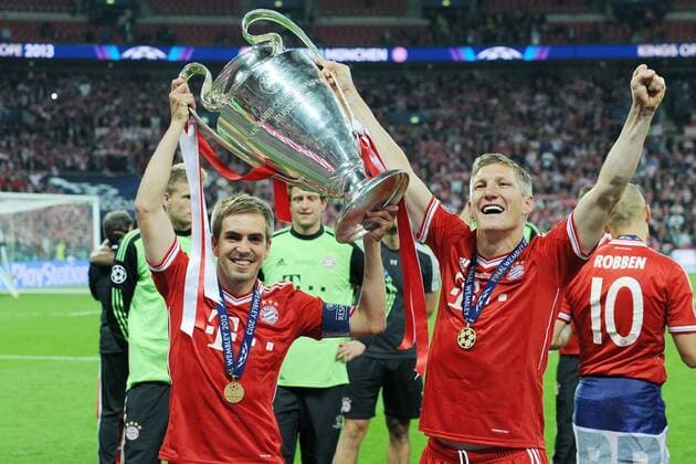 Fußball, FC Bayern München, Champions League Sieger 2013 Borussia Dortmund vs. FC Bayern München --- Fussball --- Champions League --- 25.05.2013 FC Bayern, Philipp Lahm, links und Bastian Schweinsteiger mit dem Pokal, Trophäe, Champions-League-Sieger, Jubel, Freude, Glück, Highlight