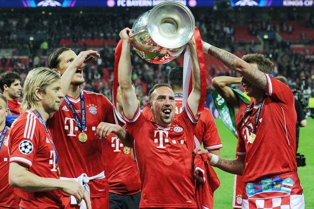Borussia Dortmund vs. FC Bayern München --- Fussball --- Champions League --- 25.05.2013 Franck Ribery (FC Bayern), hebt den Pokal hoch, Jubel, Freude, Glück, Trophäe, Henkelpott, Mimik, Gestik, halbe Figur