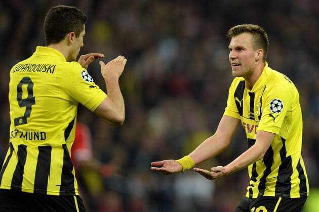 Borussia Dortmund vs. FC Bayern München --- Fussball --- Champions League --- 25.05.2013 Robert Lewandowski (Dortmund), links, und Kevin Großkreutz, Grosskreutz (Dortmund), Torjubel nach dem 1:1, Handschlag, Handshake, Freude, Glück, Jubel, halbe Figur