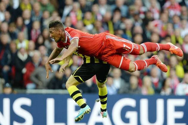 Borussia Dortmund vs. FC Bayern München --- Fussball --- Champions League --- 25.05.2013 Jerome Boateng (FC Bayern), beim Kopfball, steht quer in der Luft, Aktion, Freisteller