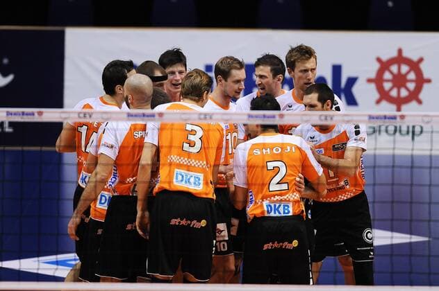 Das Berlin Recycling Volleys Team puscht sich vor der Partie gegenseitig auf - Teamplayer - Mannschaftsgeist - Teamgeist - Kampfwille - Spielszene - Aktion - Querformat - quer - horizontal - Event: Berlin Recycling Volleys vs. Energy Investments Lugano - CEV DenizBank Volleyball Champions League - Saison 2013 14 - 4.Spieltag - Location: Max Schmeling Halle Berlin - Deutschland - Europa - Datum: 04.12.2013