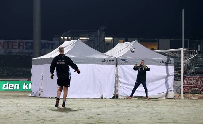 FUSSBALL - BL, WAC vs RBS WOLFSBERG,AUSTRIA,04.DEZ.13 - FUSSBALL - tipp3 Bundesliga powered by T-Mobile, WAC Wolfsberg AC vs Red Bull Salzburg. Bild zeigt ein Zelt im Strafraum um den Boden aufzutauen Tormanntrainer Herbert Ilsanker und Alexander Walke (RBS) beim Aufwärmen. 