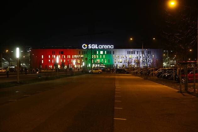 Fußball, Stadiongeschichte FC Augsburg SGL-Arena beleuchtet in den Vereinsfarben Rot-Grün-Weiss, FC Augsburg Fussball, Männer, DFB-Pokal, Achtelfinale, Saison 2013 14, 04.12.2013,
