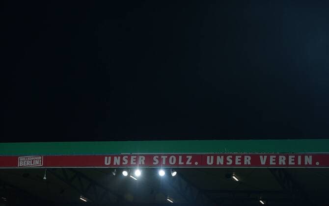 Fussball DFB Pokal Achtelfinale 2013 2014 in Berlin 1. FC Union Berlin - 03.12.2013 Ansicht des Stadiondach des Stadion an der Alte Försterei, unser Stolz, unser Verein 
