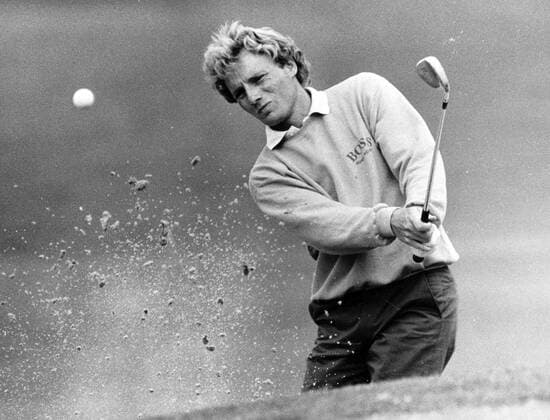Bernhard Langer (BR Deutschland) spielt den Ball aus einem Sandbunker