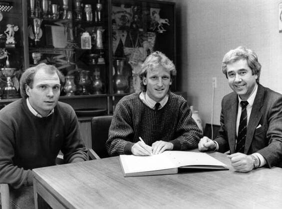 Andreas Brehme unterschreibt seinen Vertrag beim FC Bayern München, daneben Manager Uli Hoeneß (li.) und Präsident Fritz Scherer