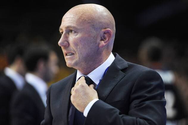 Luca DALMONTE ( ITA Chef Trainer - Head Coach - Virtus Rom ) war am Ende der Partie von den Schiedsrichtern enttäuscht und suchte die Schuld für die Niederlage bei den Unparteiischen - Mimik - Gestik - Aktion - quer - horizontal - Event: ALBA Berlin vs. Virtus Rom - Eurocup - Saison 2013 14 - 8.Spieltag - Location: o2 World Berlin - Deutschland - Europa - Datum: 05.12.2013