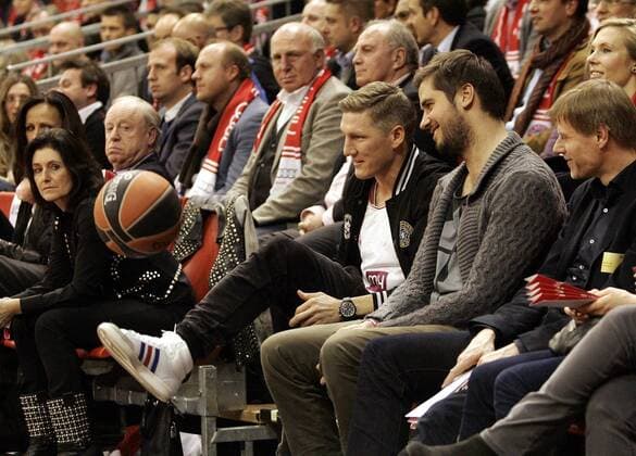 Turkish Airlines Euroleague FC Bayern München vs Olympiacos Piräus, Audi Dome, 05.12.2013: Bastian Schweinsteiger (FCB) jongliert mit dem Basketball und wird von Dieter Hoeness sowie anderen Zuschauern beobachtet
