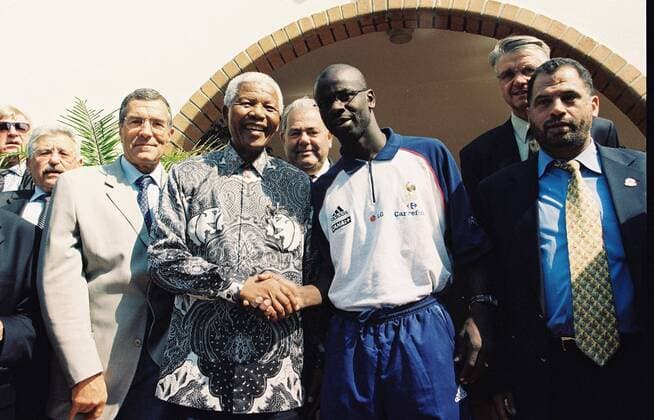 Nelson Mandela - Lilian Thuram NEWS : Meeting of Nelson Mandela and French National Team - Johannesburg - 07 10 2000 JeanBibard FEP Panoramic 