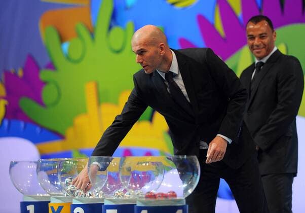 (131206) -- COSTA DO SAUIPE, Dec. 6, 2013 (Xinhua) -- Former French soccer player Zinedine Zidane pickes a ballot during the final draw for the groups and matchups of the 2014 FIFA World Cup Brazil in Costa do Sauipe, Brazil, on Dec. 6, 2013. (Xinhua Juan Roleri TELAM) BRAZIL-COSTA DO SAUIPE-WORLD CUP-DRAW 