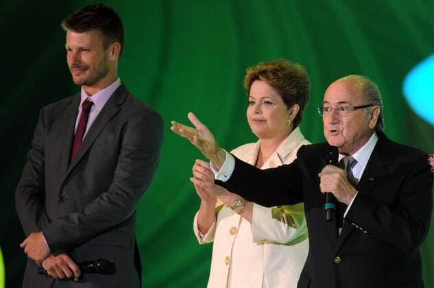 (131206) -- COSTA DO SAUIPE, Dec. 6, 2013 (Xinhua) -- Brazil s President Dilma Rousseff (C) and FIFA President Joseph Blatter (R) attend the final draw for the groups and matchups of the 2014 FIFA World Cup Brazil in Costa do Sauipe, Brazil, on Dec. 6, 2013. (Xinhua Juan Roleri TELAM) BRAZIL-COSTA DO SAUIPE-WORLD CUP-DRAW 