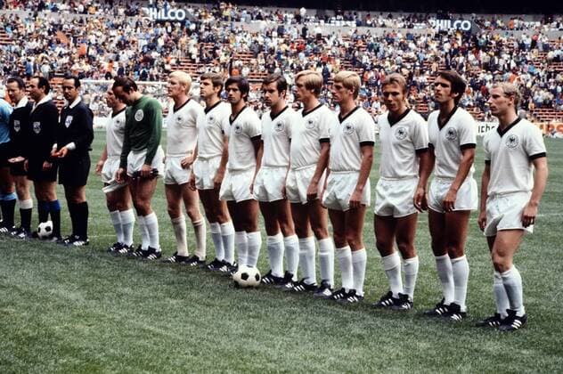 Fussball Weltmeisterschaft 1970 Spiel um Platz 3. 20.06.1970 Schiedsrichterassistent Ferdinand Marschall (Österreich), Schiedsrichter Antonio Sbardella (Italien) und Schiedsrichterassistent Abel Aguilar Elizalde (Mexiko) und das Team Deutschland; Uwe Seeler, Torwart Horst Wolter, Karl Heinz Schnellinger, Wolfgang Weber, Gerd Mueller, Bernd Patzke, Sigfried Held, Klaus Fichtel, Reinhard Libuda, Wolfgang Overath und Berti Vogts (v.li.) xxNOxMODELxRELEASExx