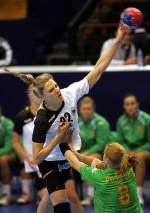 07.12.2013 Novi Sad(Serbia) 21st Women s Handball World Championship Germany-Australia Susann Müller(L) Germany and Sally Potocki(r) Australia : 