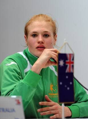 Novi Sad, Serbien, 7.12.2013, Handball-Weltmeisterschaft 2013, Frauen Deutschland - Australien Ausgezeichnet als wertvollste Spielerin Sally Potocki aus Australien. Spielt bei Borussia Dortmund. Hier bei der Pressekonferenz. Foto und alle