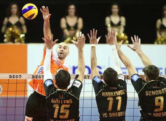 Berlin, Deutschland, 07.12.2013: Volleyball 1. DVL Bundesliga 2013 2014 - Berlin Recycling Volleys - VC Dresden. Aleksandar Spirovski (Berlin 4) gegen den Block aus Raphael Möllers Moellers (Dresden 15), Alan Wasilewski (Dresden 11) und Thomas Schober (Dresden 9)