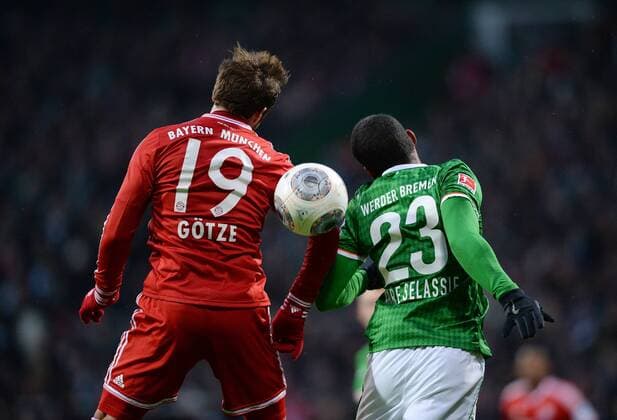 Fussball 1. Bundesliga Saison 2013 2014 15. Spieltag SV Werder Bremen - FC Bayern München 07.12.2013 Mario Goetze (li, FC Bayern München) gegen Theodor Gebre Selassie (SV Werder Bremen) 