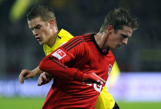 Fussball-Bundesliga, Deutschland, Herren, Saison 2013 2014, 15. Spieltag, Signal Iduna Park Dortmund: Bor. Dortmund, BVB (gelb) - Bayer Leverkusen (rot) 0:1; Die Brüder Lars Bender (Leverkusen) und Sven Bender (BVB), Aktion.