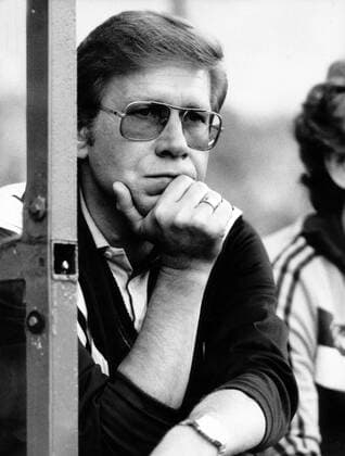 Trainer Diethelm Ferner (FC Schalke 04) nachdenklich