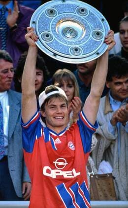 Fussball 1. Bundesliga 1993 1994 34. Spieltag 07.05.1994 Deutscher Meister FC Bayern München JUBEL FC Bayern München; Thomas Helmer mit Meisterschale FOTO: WEREK Pressebildagentur xxNOxMODELxRELEASExx