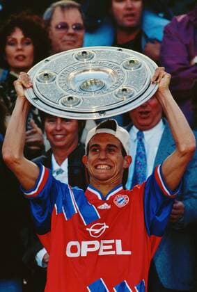 Fussball 1. Bundesliga 1993 1994 34. Spieltag 07.05.1994 Deutscher Meister FC Bayern München JUBEL FC Bayern München; Mehmet Scholl mit Meisterschale FOTO: WEREK Pressebildagentur xxNOxMODELxRELEASExx