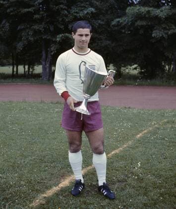 Fussball International Europapokal der Pokalsieger 1966 1967 Sieger FC Bayern München 05.06.1967 Erster grosser internationaler Titel; Gerd Müller mit Pokal FOTO: WEREK Pressebildagentur xxNOxMODELxRELEASExx