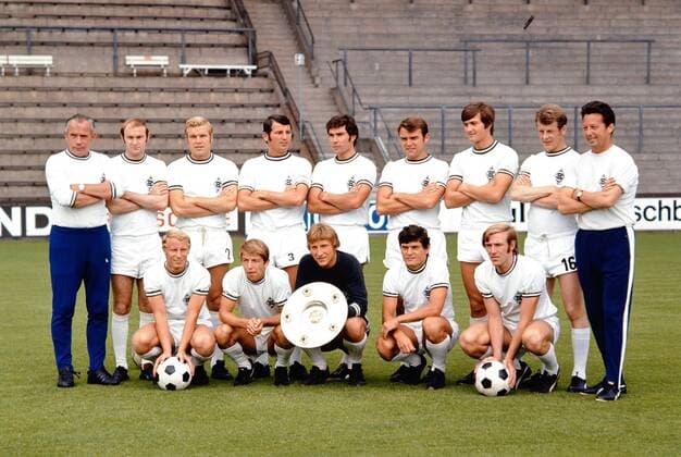 Fussball 1. Bundesliga Saison 1969 1970 15.07.1970 Mannschaftbild Borussia Mönchengladbach mit Meisterschale Hennes Weisweiler, Horst Köppel, Klaus-Dieter Sieloff, Ludwig Müller, Peter Dietrich, Herbert Laumen, Ulrik Le Fevre, Herbert Wimmer, Co Trainer Rudi Schlott (hinten v.li.) Berti Vogts, Hartwig Bleidick, Torwart Wolfgang Kleff, Heinz Wittmann, Günter Netzer (vorn v.li.) FOTO: WEREK Pressebildagentur xxNOxMODELxRELEASExx