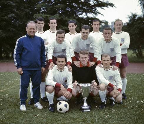 Fussball International Europapokal der Pokalsieger 1966 1967 Mannschaftbild Sieger FC Bayern München mit Pokal 05.06.1967 Rudi Nafziger, Rainer Ohlhauser, Gerd Müller, Dieter Koulmann und Dieter Brenninger (hinten v.li.) Trainer Zlatko Tschik Cajkowski, Franz Roth, Franz Beckenbauer, Werner Olk (Mitte v.li.) Hans Nowak, Torwart Sepp Meier und Peter Kupferschmidt (vorn v.li.) FOTO: WEREK Pressebildagentur xxNOxMODELxRELEASExx