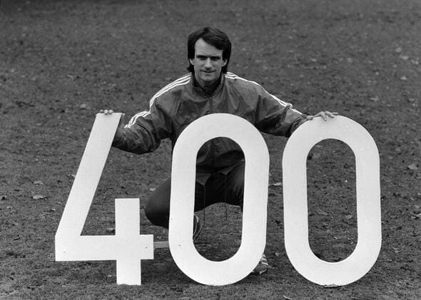 Fussball 1. Bundesliga 1976 1977 25.01.1977 Wolfgang Overath (1. FC Köln) mit der Zahl 400 vor seinem 400. Bundesligaspiel von Gesamt 409. Spielen FOTO: WEREK Pressebildagentur xxNOxMODELxRELEASExx