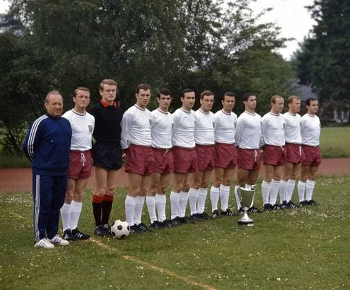 Fussball International Europapokal der Pokalsieger 1966 1967 Mannschaftbild Sieger FC Bayern München mit Pokal 05.06.1967 Trainer Zlatko Tschik Cajkowski, Werner Olk, Torwart Sepp Meier; Franz Beckenbauer, Rudi Nafziger, Rainer Ohlhauser, Franz Roth, Hans Nowak, Gerd Müller, Dieter Brenninger, Peter Kupferschmidt, Dieter Koulmann (v.li.) FOTO: WEREK Pressebildagentur xxNOxMODELxRELEASExx